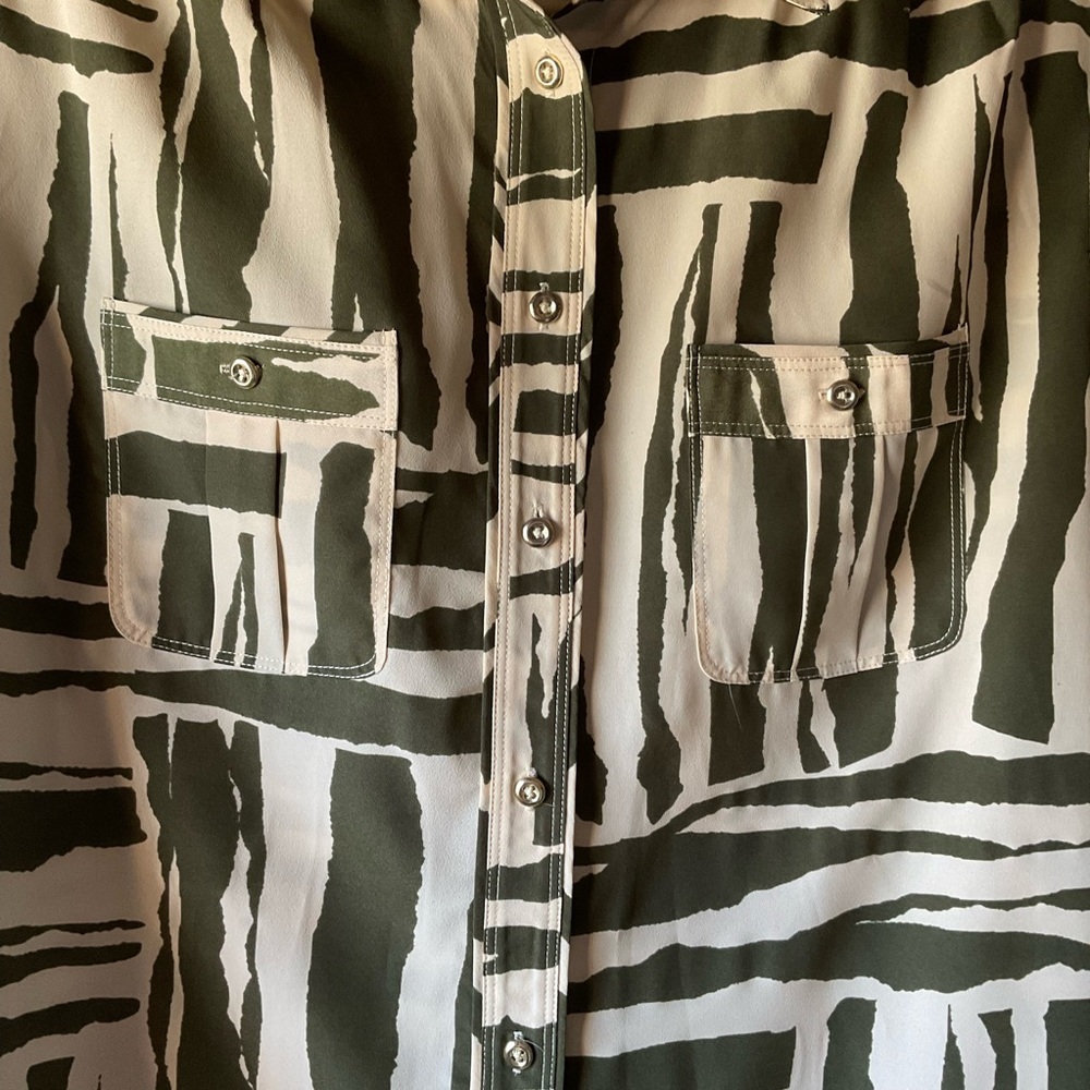 Banana Republic Heritage shirt. Olive and Cream Patterned. Front pockets. Size M - Picture 4 of 12